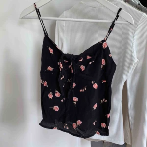  - Gulligt linne från Brandy Melville. Aldrig använt på grund av att den tyvärr är för liten. Storlek one size men passar XS❣️Kan mötas upp i GBG, köparen står för frakt.