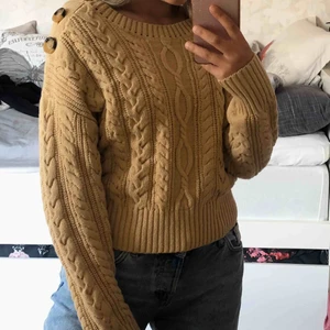  - Helt ny och oanvänd kabelstickad tröja från & other stories. Brun beige färg med knappar på axeln. Står storlek XS i den men den passar snarare än S/M!! Tror den kostade 600kr ny☺️Säljer pga har aldrig använt :(