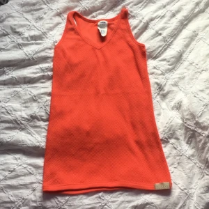 Neon korall linne Reebok  - Linne från Reebok. Väldigt bra skick! Den ser ut att vara väldigt orange men den är mer åt korall-färg hållet. Storlek S. Se texturen på sista bilden!—>            Möts upp i Sthlm eller fraktar(köparen står för frakt)✨