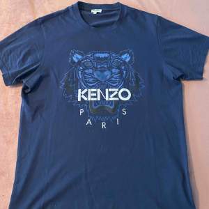Blå tshirt med blå tiger från Kenzo. Plagget är i nyskick då den endast är använd ett fåtal gånger.