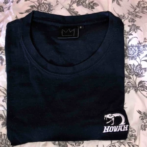 Snake - Säljer min snake merch i stel S. Knappt använd alls så skicket är bra. Frakt tillkommer på 50kr🦋