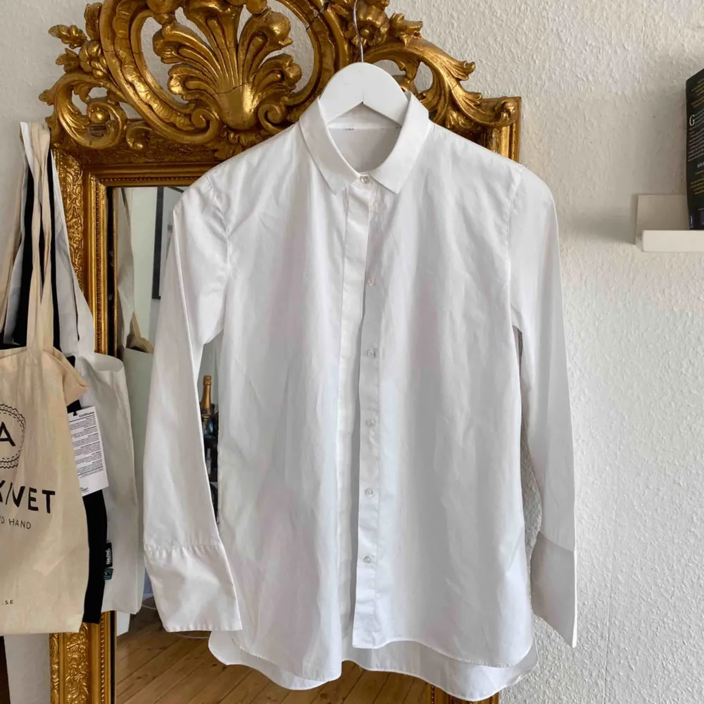 Klassisk vit skjorta i jättefint skick!✨. Skjortor.