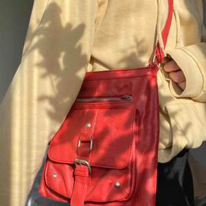 En röd läder-vintage-väska med silver detaljer! Rymlig, fräsch och snygg! Använder inte längre.  