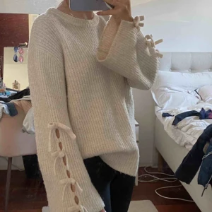  - TJOCK tröja från Zara. Bra kvalitet för att vara från Zara. Är i barnstorlek men passar xs-s🤍🤍🤍