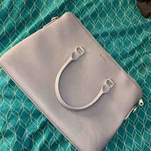  - En grå datorväska från Don Donna! Silverdetaljer! Använd ett par gånger men har inga fel överhuvudtaget! Tillkommer ett axelband och en fraktavgift🥰