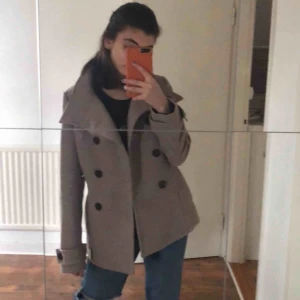  - Säljer denna ursnygga kappan som jag köpte på plick!! Säljs på grund av ingen användning alls!! 🥺 Skicket är hur bra som helst! Köptes för 370kr på plick Originalpriset ligger på 500kr+