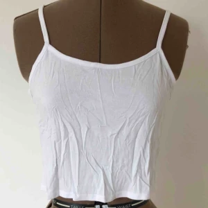  - Svalt, luftigt och mjukt linne i croppad modell. Storleksmärkt 32 men passar upp till 38. Nyskick, behöver bara strykas :) Priset är inklusive frakt.