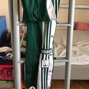  - Mörk gröna adidas popper pants 