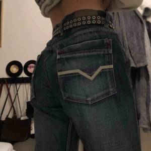  - Blå oversized jeans från Diesel. Väldigt stora, men det går att få dom att sitta bra med skärp även på mig som är en XS/S i midjan! Helt enkelt anpassningsbara beroende på hur man vill att de ska sitta. Kan fraktas för 63kr eller mötas upp Falun 😇