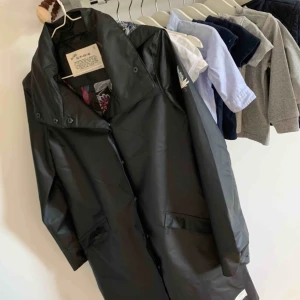  - Helt ny, oanvänd regnkappa från Odd Molly. Storleken är 0 men jag personligen uppfattar den mer som en 1 då den är rymlig, därav att jag aldrig användt den. Köparen står för frakt! 