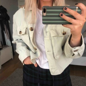  - en svin snygg vår/sommar jacka ifrån zara, den är ungefär en mintgrön super fin färg och storlek s men skulle säga att den passar både mindre och större   köparen står för frakten 