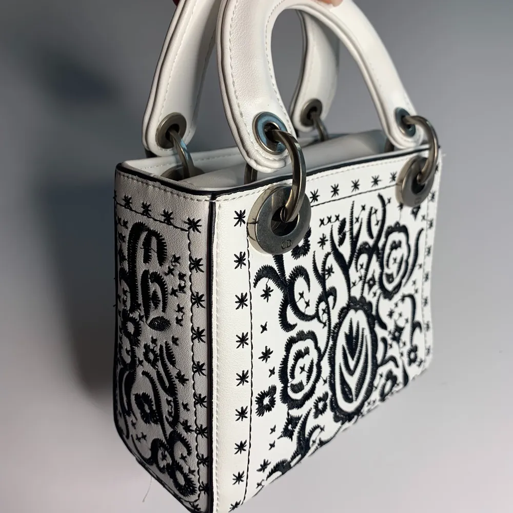 Oäkta väska i väldigt bra kvalite. Lady Dior Mini Bag, använt 1 gång, inget bälte.  Pris 1500.. Väskor.
