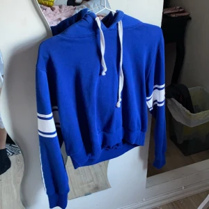 Bik bok - En fin tjocktröja som är lite kroppad💕den är lite urtvättad men annars hur fin som helst🥰storlek xs 