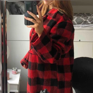  - Jättefin röd flanelljacka som passar perfekt till höst/vår. Köpte den i vintras och endast använt den en gång då jag känner att det inte är min stil