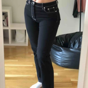  - Byxor med vita sömmar och raka ben från Junkyard. Dessa är helt oanvända då jag inte använt de sen jag köpte dom, endast testade. Jättefina och som nya