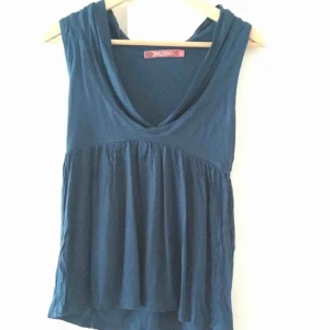  - Topp med djup krage. 