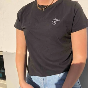  - T-shirt från Lee i storlek S. Tröjan har snygg passform och är i bra skick! Liten detalj med logga på vänster bröst 