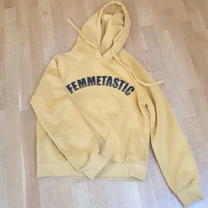 Hoodie från Gina Tricot - Senapsgul hoodie från Gina Tricot. En liten fläck på bröstet som lätt går bort med vanish. 