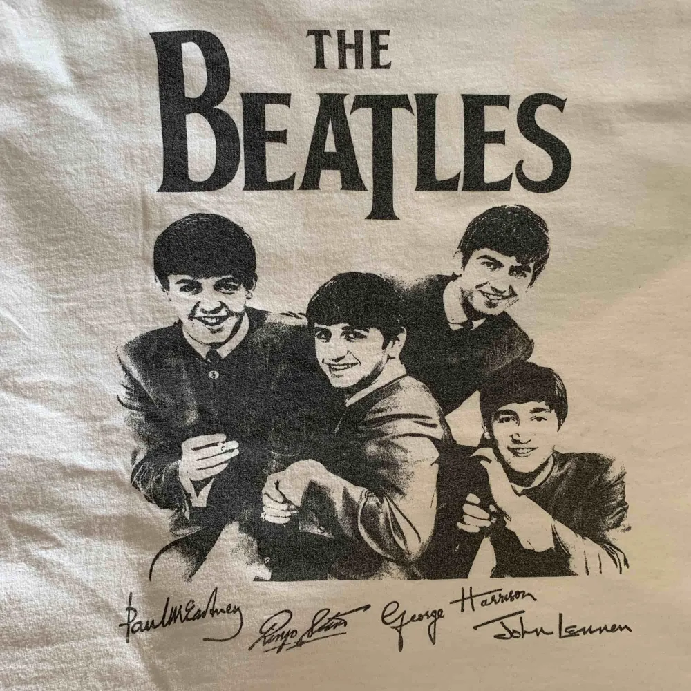 Mycket snygg Beatles-tröja, passar alla storlekar beroende på önskad passform. Köparen står för frakten  . T-shirts.
