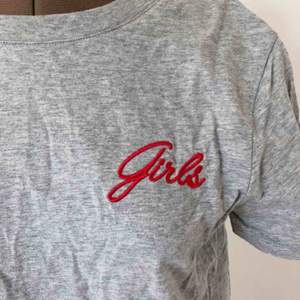 Basic t-shirt med ”Girls” broderat på bröstet. Nyskick, behöver bara strykas lite!