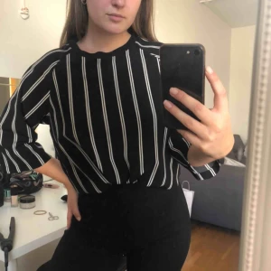  - Snygg tröja i ”blus”-material, väldigt bra skick. Köparen står för frakten!