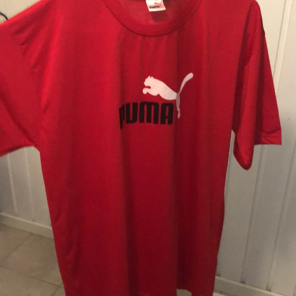 Röd puma t-shirt. 40kr frakt. T-shirts.