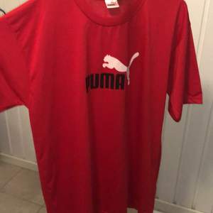 Röd puma t-shirt. 40kr frakt