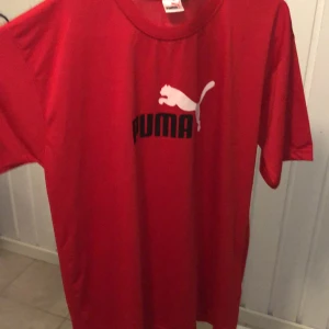 Puma t-shirt - Röd puma t-shirt. 40kr frakt