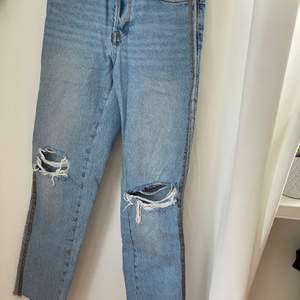 Jeans med hål på knän och streck vid sidan strl: 36  / pris 200kr använd 1gång. 