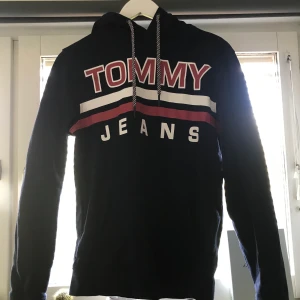 Tommy hilfiger hoodie - I princip helt ny hoodie från Tommy Hilfiger i strl S, toppen skick☀️ Endast använd nån enstaka gång  Passar XS o M också Kan mötas upp i Sollentuna/Stockholmsområdet eller frakta🌸