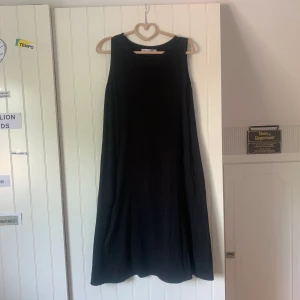 Svart klänning med fickor - Svart klänning med fickor, väldigt fin med skärp till!