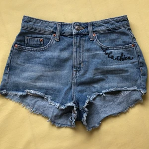 H&M jeans shorts  - Säljer mina häftiga jeans short från H&M som jag har köpt men var för stora :( Storleken är 36 och den har en väldigt cool brodering av en tiger på bakfickan! I perfekt skick då den bara har blivit provad! 
