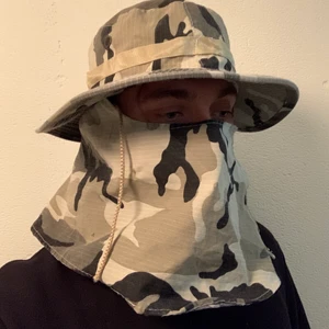 Fiskehatt - Riktigt tung fiskehatt med inbyggt ansiktsskydd ! Storlek M! Leverans 30kr eller hämtas på adress ! 👁