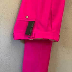 Rosa Slacks -  Neonrosa slacks, inköpta i New York på Banana Republic, oanvända då dem är för små för mig, jag är 165 lång. 🚚 Frakt står köparen för.