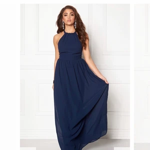 Marinblå balklänning strl 36  - En jätte fin marinblå balklänning från bubbelroom i storlek 36. Korsad i ryggen. Använt den en gång och den kommer inte ha någon användning fram över. Ordpris : 599