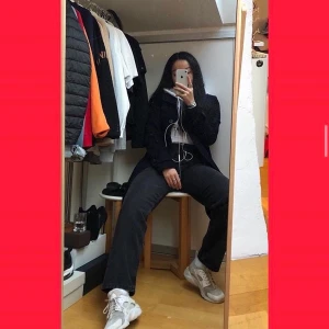 Svarta Jeans från Junkyard - Märke: Sweet SKTBS! Straight fit, inget utsvängt. Passar M. Knappt använda då de är förstora för mig. Superfint skick! Köptes för 550kr🥰 För fler detaljer om mått och liknande är det bara att fråga! Waist 30😌