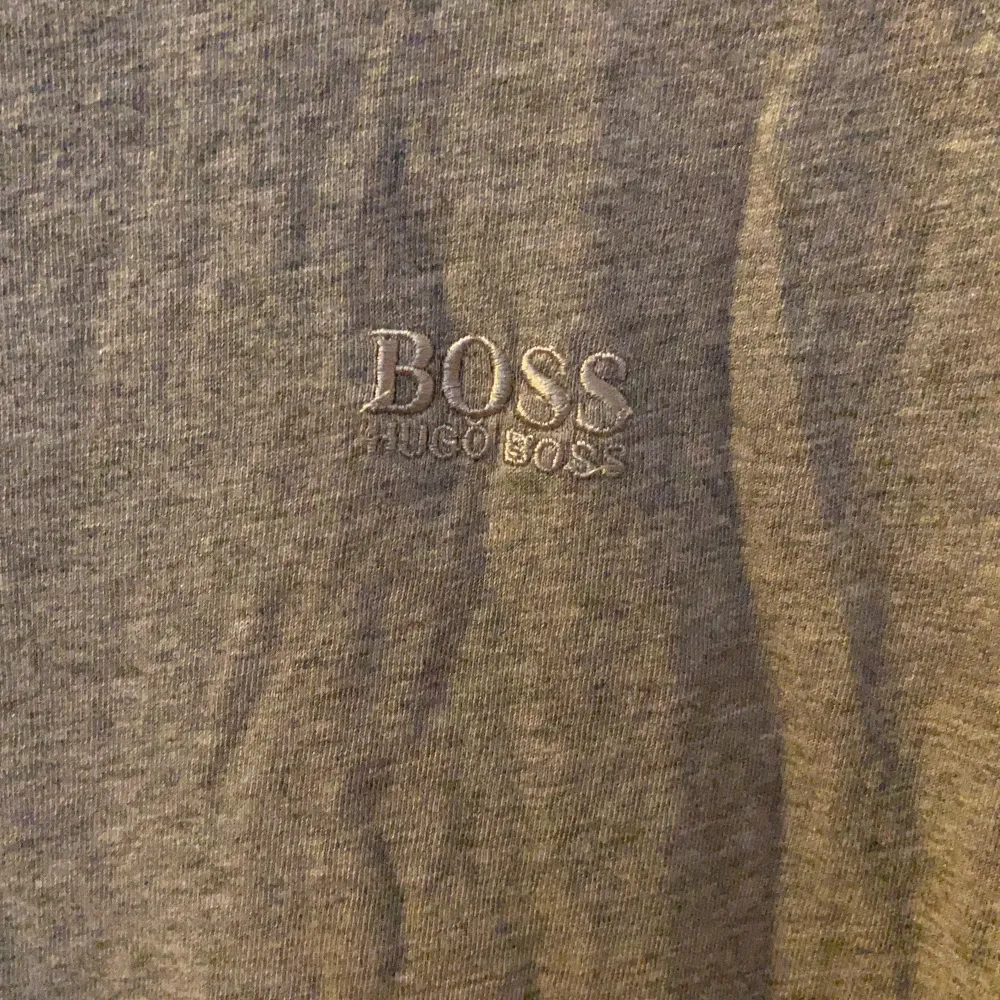 Säljer en mörk grå Hugo boss T-shirt, använd några fåtal ggr bara!. T-shirts.