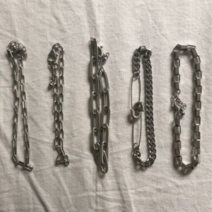 Silverfärgade armband 🖤 - Säljer dessa snygga armband, 30 kronor styck eller 2 för 50. 🥰 Säljer alla för 100 kronor + frakt! 