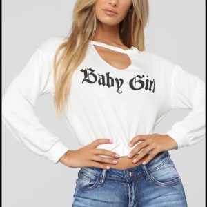 Fashionnova babygirl sweater - Tröja med texten babygirl från fashionnova strl xs/s