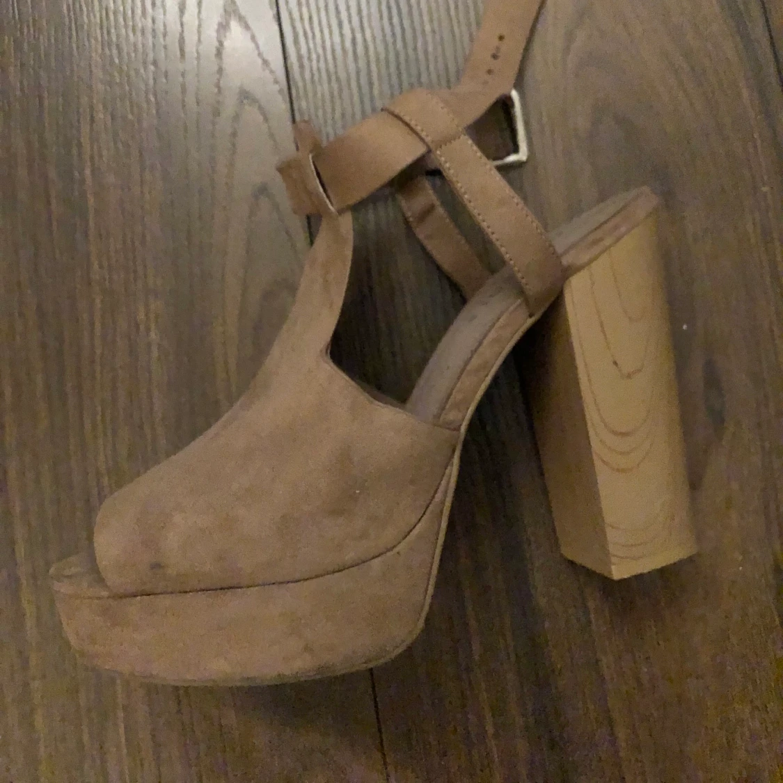 Brunbeiga klackar i mocka - 90