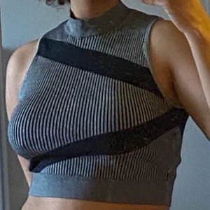 & Other Stories Topp - En skitfin ribbad topp med coolt mönster från other stories som jag aldrig använder längre. Den är i väldigt fint skick bara jättelite nopprig på små ställen men inget man tänker på. Frakt tillkommer ♥️