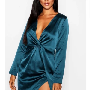 Sidenklänning 38 - helt oanvänd alla lappar kvar. Beställde till en fest men hittade en annan som passade bättre. Fin till studentfest eller liknande 