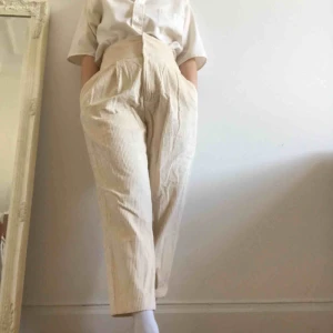  - Ljusa manchesterbyxor i fint skick! Dessa passar storlek 34-38 med en hög och skön midja.   💞Köparen betalar frakt eller möts upp i Stockholm! 