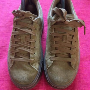  - Chunky sneakers från puma i samarbete med Rihanna , köpta 2017. Dock använda sparsamt. Beige- bruna i färgen. 250 plus frakt. 