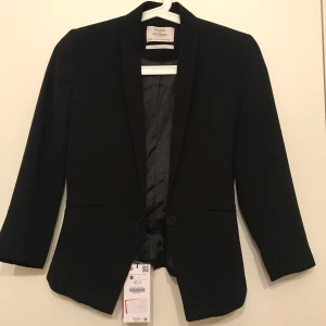 Kavaj från bershka - Helt ny kavaj som inte passar mig. Storleken är 34 men skulle säga att den är mer som en 32. Prislapp finns kvar. 