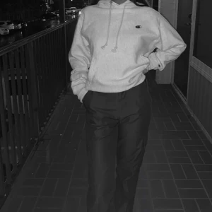 Champion Hoodie  - Ljusgrå champion Hoodie i fint skick, köparen står för frakten