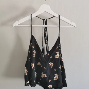 Blommig top - Söt topp från Forever 21, några år gammal men knappt använd, bra skick. Köparen står för frakt. 