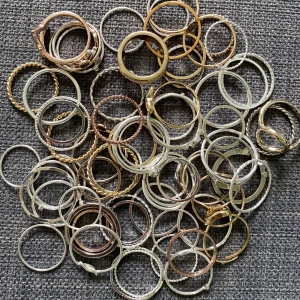 Surprise ring paket! - Jag säljer surprise ringpaket. 5 st RANDOM ringar för 40 kr inklusive frakt eller 10 st RANDOM ringar för 60 kr inklusive frakt. Skriv vilken storlek du vill ha + om du helst vill ha guldfärgade, rosé guldfärgade eller silverfärgade. Eller blandat! 