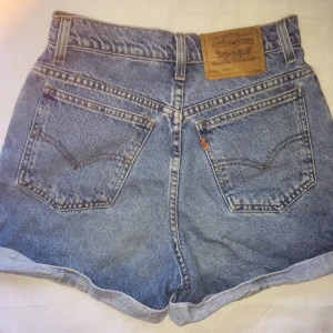 LEVI’S 954  - Levi’s 954 high waisted jeansshorts, inköpta på Beyond Retro. Passar till allt, superfina till sommaren! Tjockt, slitstarkt jeanstyg. Storleksmärkta storlek 5, motsvarar ungefär XS-S. Frakt tillkommer för 66 kr 🌷