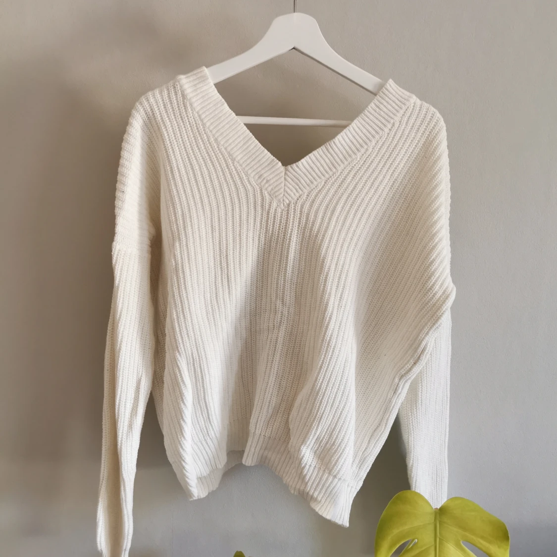 Stickad tröja med snörning i bak - 24